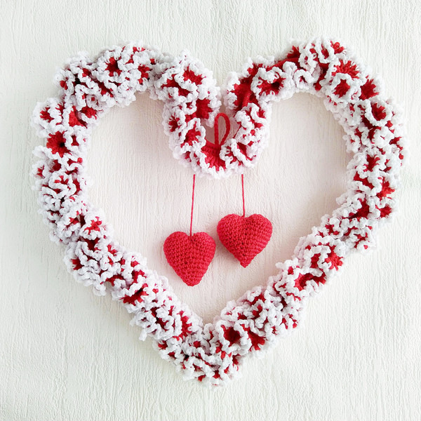 crochet valentine wreath patterns.jpeg
