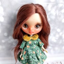 Miniature Blythe doll with natural brown hair. A charming addition to your collection.