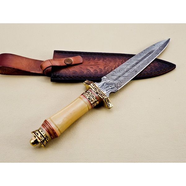 Premium_Handmade_Damascus_Steel_Hunting_Knife_Exquisite_Craftsmanship_with_Wood_and_Brass_Handle_for_Him (5).jpg