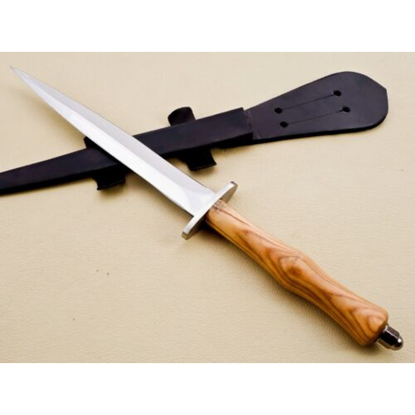 Handmade_Steel_Hunting_Knife_with_Pakka_Wood_Handle_The_Perfect_Gift_for_Him,_Complete_with_Sheath (4).jpg