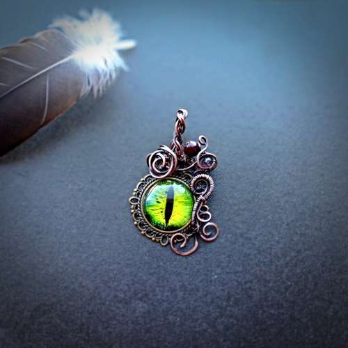 Unusual pendant.Dragon Eye with garnet.Stylish decoration.
