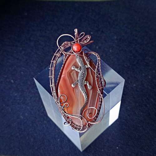 Lizard with carnelian on agate. Stylish gift.
