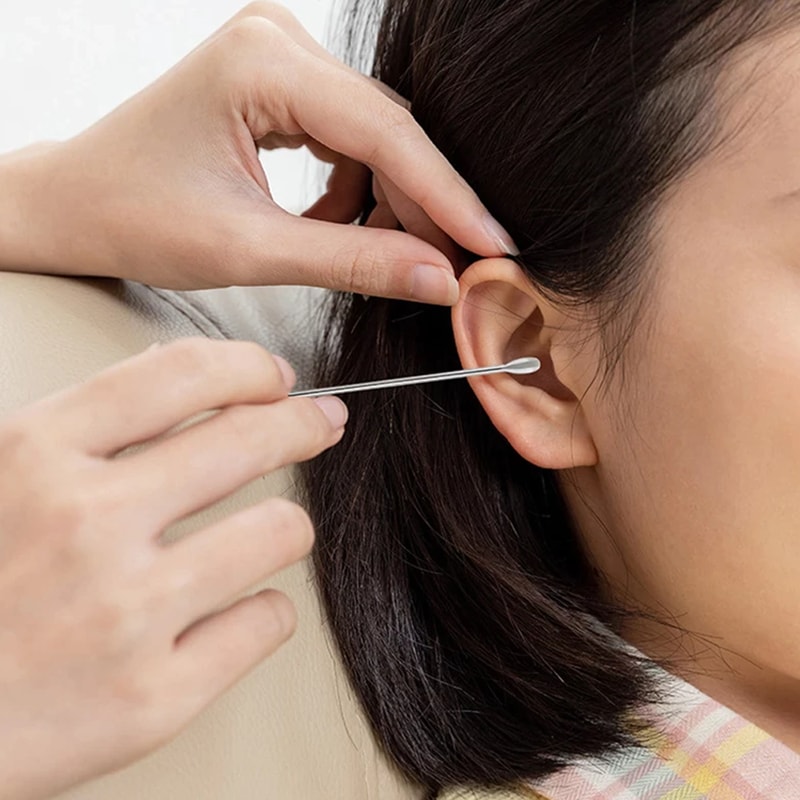 Spring mechanism earwax cleaner