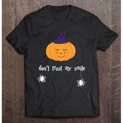 t trust my pumpkin smile in halloween essential, unisex t-shirt