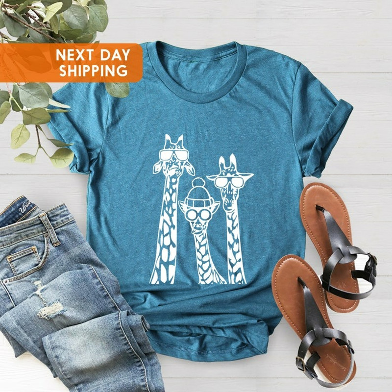 Giraffe Shirt, Giraffe With Glasses Shirt, Giraffe Reader Shirt, Funny Zoo Shirt, Unisex T-Shirt