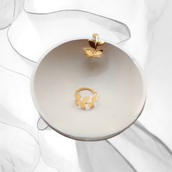 18 kt gold plated leaf motif earrings