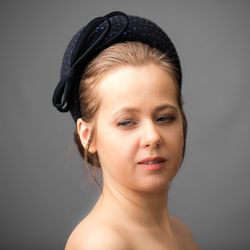 Navy blue wedding fascinator hat for women. Navy blue halo crown headband with velvet double bow