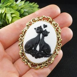 Black Cat Cameo Brooch Pin Black and White Kitten Kitty Cute Cats in Love Cameo Oval Golden Pin Brooch Jewelry Gift 8032