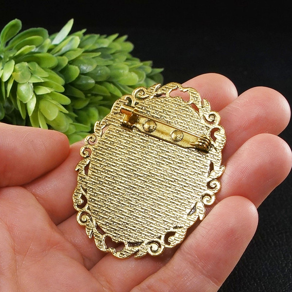 oval-golden-brooch