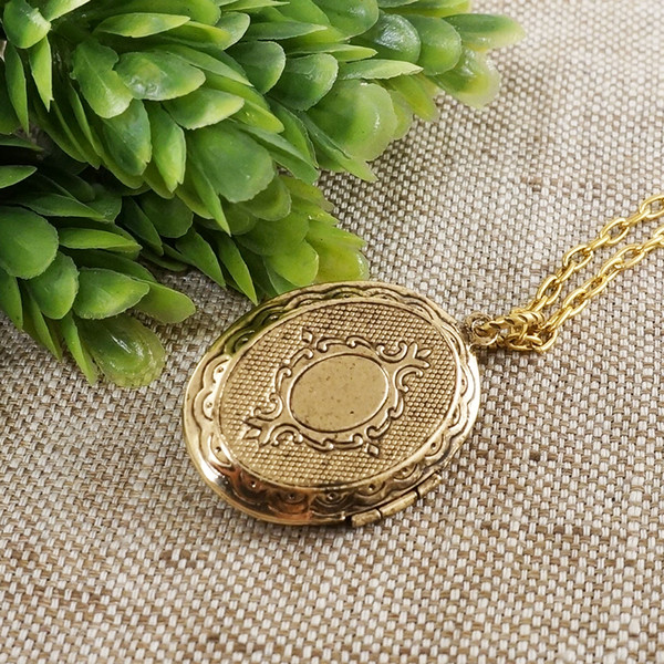 oval-golden-pendant-necklace