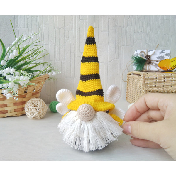 adorable-bee-gnome-crochet-pattern.jpeg