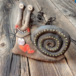 Snail with medallion
