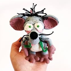 Littel mouse crocheted using amigurumi technique. Gray amigurumi mouse figurine. Gift for the miniature collector.