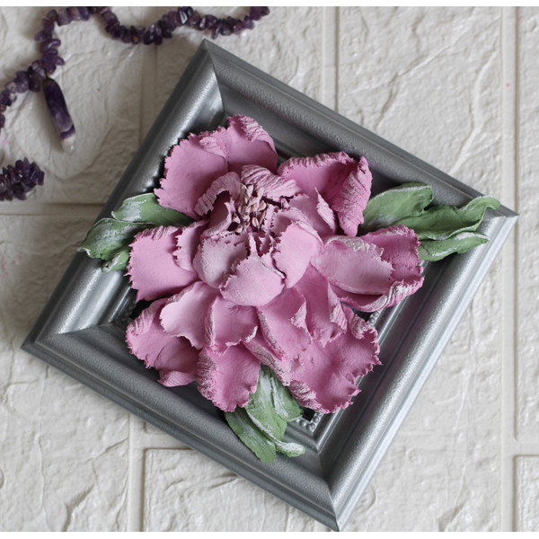 Small-plaster-flowes-in-photo-frame.