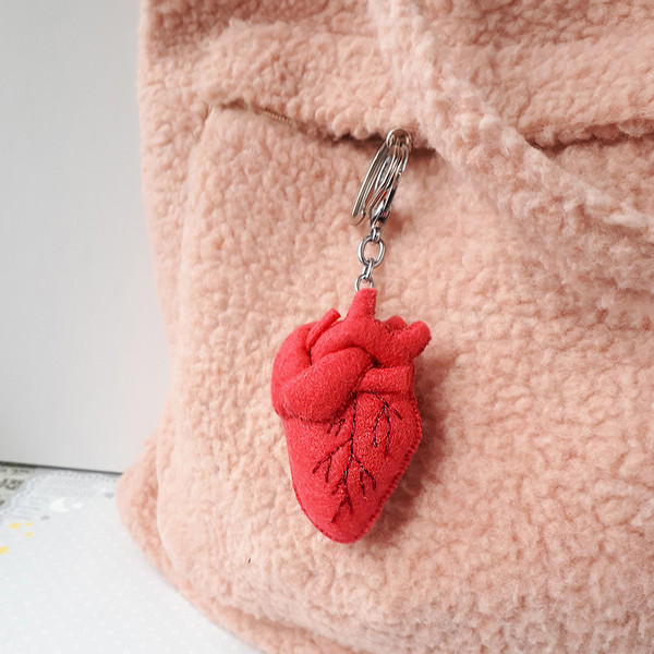 Red Human heart sewing pattern, felt heart anatomy.jpg