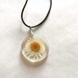resin daisy pendant necklace
