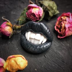 Black lips vampire brooch/gothic style/witch jewelry/dark academy