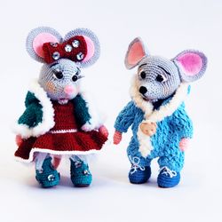 An original gift for Valentine's Day.Two mice in love.Agift for a miniature collector.