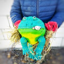 Emerald green frog amigurumi. Life size Goliath frog. Animal big toad. Giant Frog figurine crochet. Floppy feet toad.