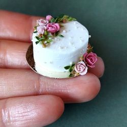 Miniature dollhouse cake with flowers 1:12 scale. Dollhouse wedding cake. Dollhouse cake with roses.