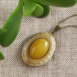Honey Mustard Yellow Agate Locket Pendant Necklace Vintage Bronze Brass Oval Locket Woman Jewelry Memorable Gift 7232