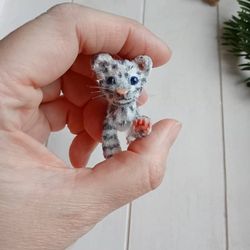 Miniature collectible tiger cub Patrick 4 cm