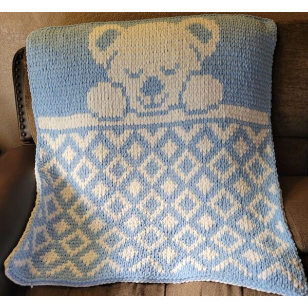 loop-yarn-finger-knitted-sleeping-bear-blanket-2