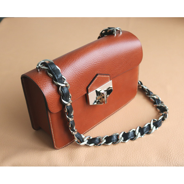 leather-bag-with-chain-from-tuscan-vegetable-tanned-leather-vera-pelle.JPG