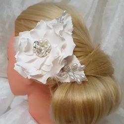 Wedding flower hairpiece, White hair flower, Flower hair piece, White bridal Fascinator, Bridal hair clip with feathers