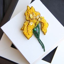 Iris brooch, beaded flower brooch, embroidered iris brooch, flower jewelry, brooch pin flower, handmade beaded flower