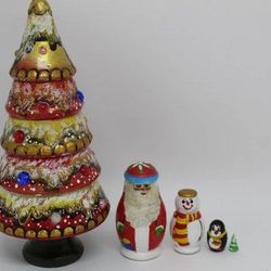 Christmas tree matryoshka of five pieces. Made by hand and painted by me.