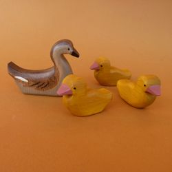 Wooden duck toy (duck + 3 ducklings) - Wooden toys - Farm animals - Wood duckling figure - Waldorf wooden toys
