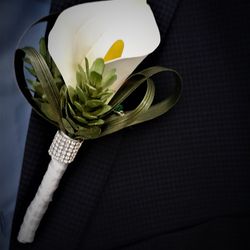 Boutonniere with white calla lily, Boutonniere for the groom, Wedding boutonniere, Boutonniere for prom