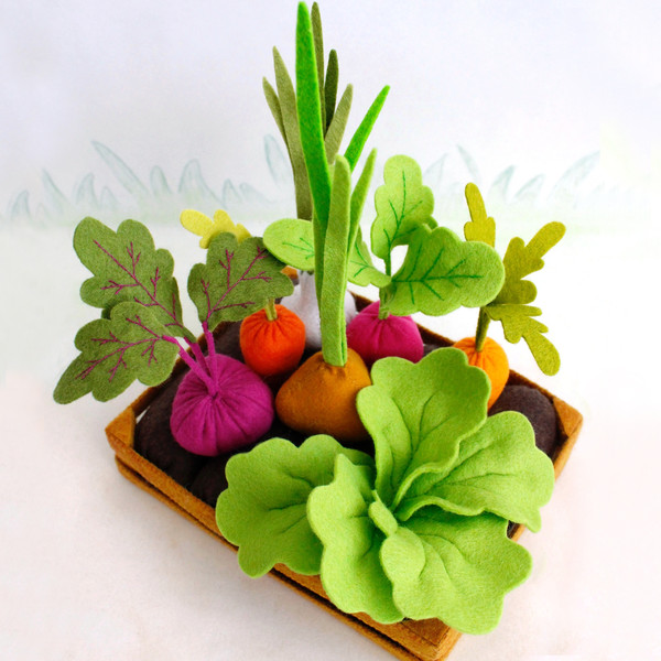Felt vegetable garden with carrots, beet, garlic, radish, lettuce and onion on the beds side view