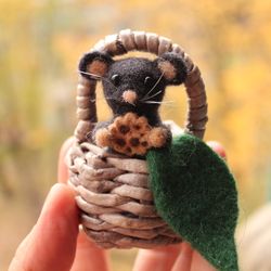 Felted mouse in the basket, Miniature mouse figurine