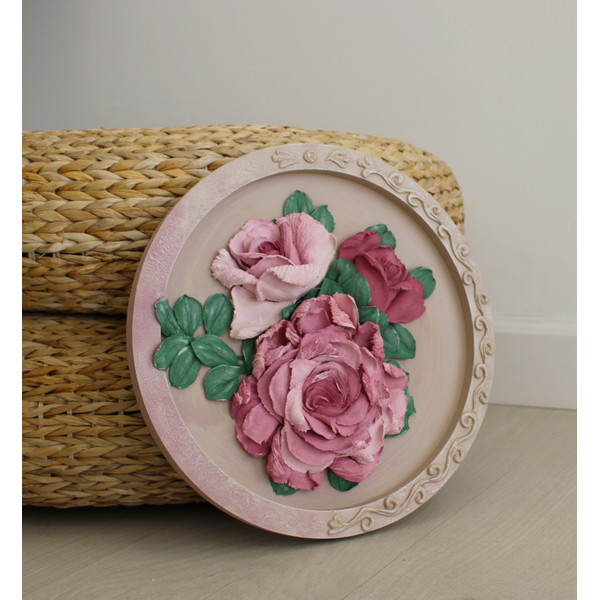 Round-painting-with-pink-flowers.