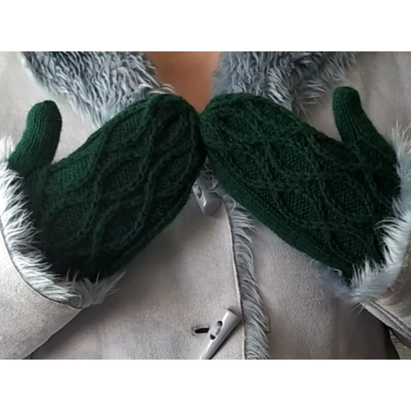 Handmade-womens-knitted-mittens-2