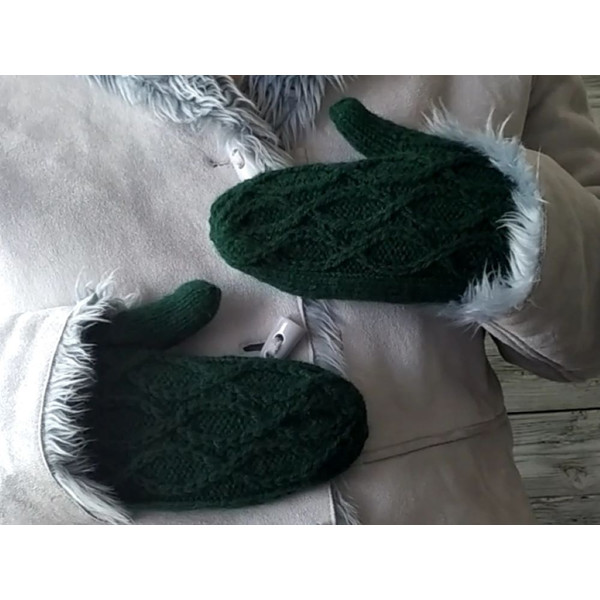 Handmade-womens-knitted-mittens-3