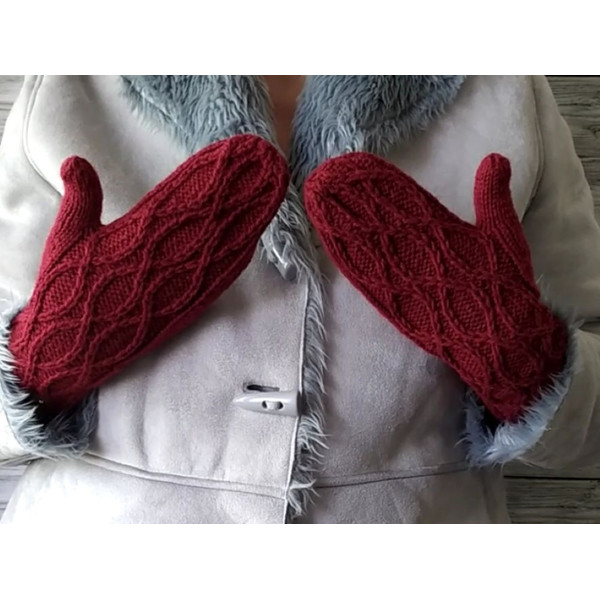 Warm-red-winter-mittens-3