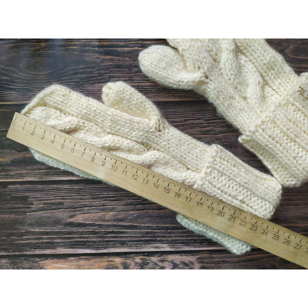 White-knitted-mittens-5