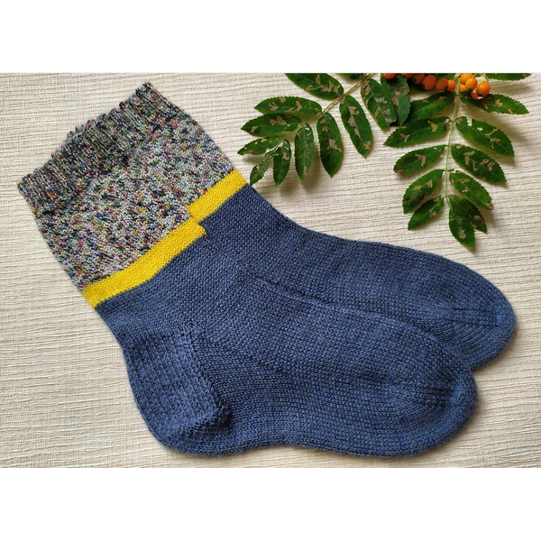 Knitted-grey-winter-socks-3
