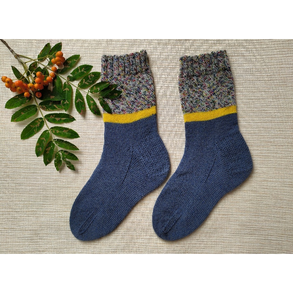 Knitted-grey-winter-socks-4