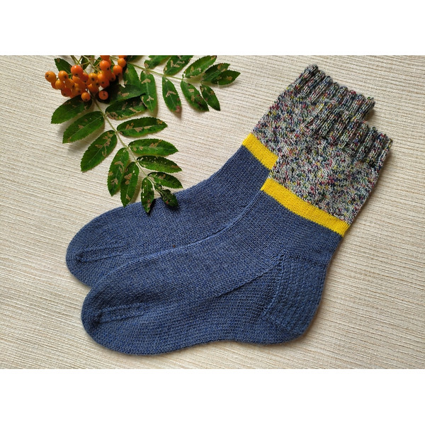 Knitted-grey-winter-socks-5