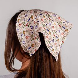 Beige cottagecore hair bandana. 90s cotton triangle head scarf. Wild berries print kerchief.