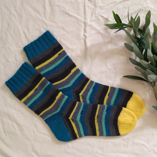 Bright-striped-handmade-knitted-socks-10