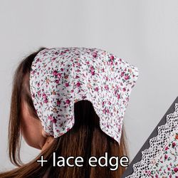Cotton ditsy floral kerchief. Handmade cottagecore triangle lace edge hair bandana. White summer 90s head scarf with tie