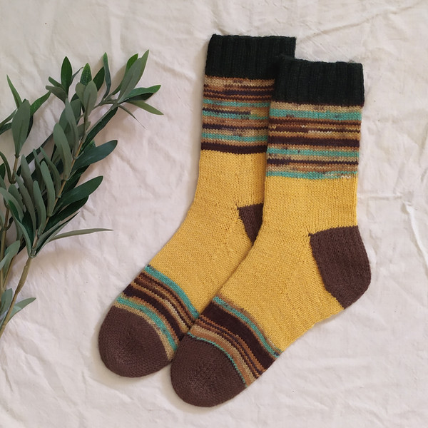 Womens-yellow-hand-knitted-socks-10