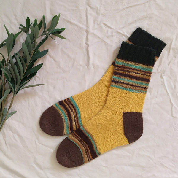 Womens-yellow-hand-knitted-socks-11
