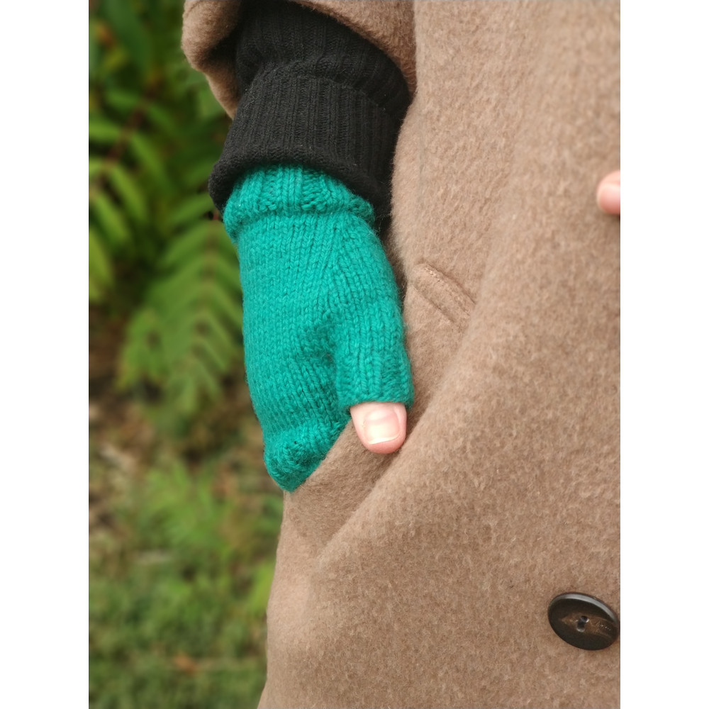 Outlander women knitted green finger gloves Green handknit  finger gloves Wool finger gloves warm  finger gloves