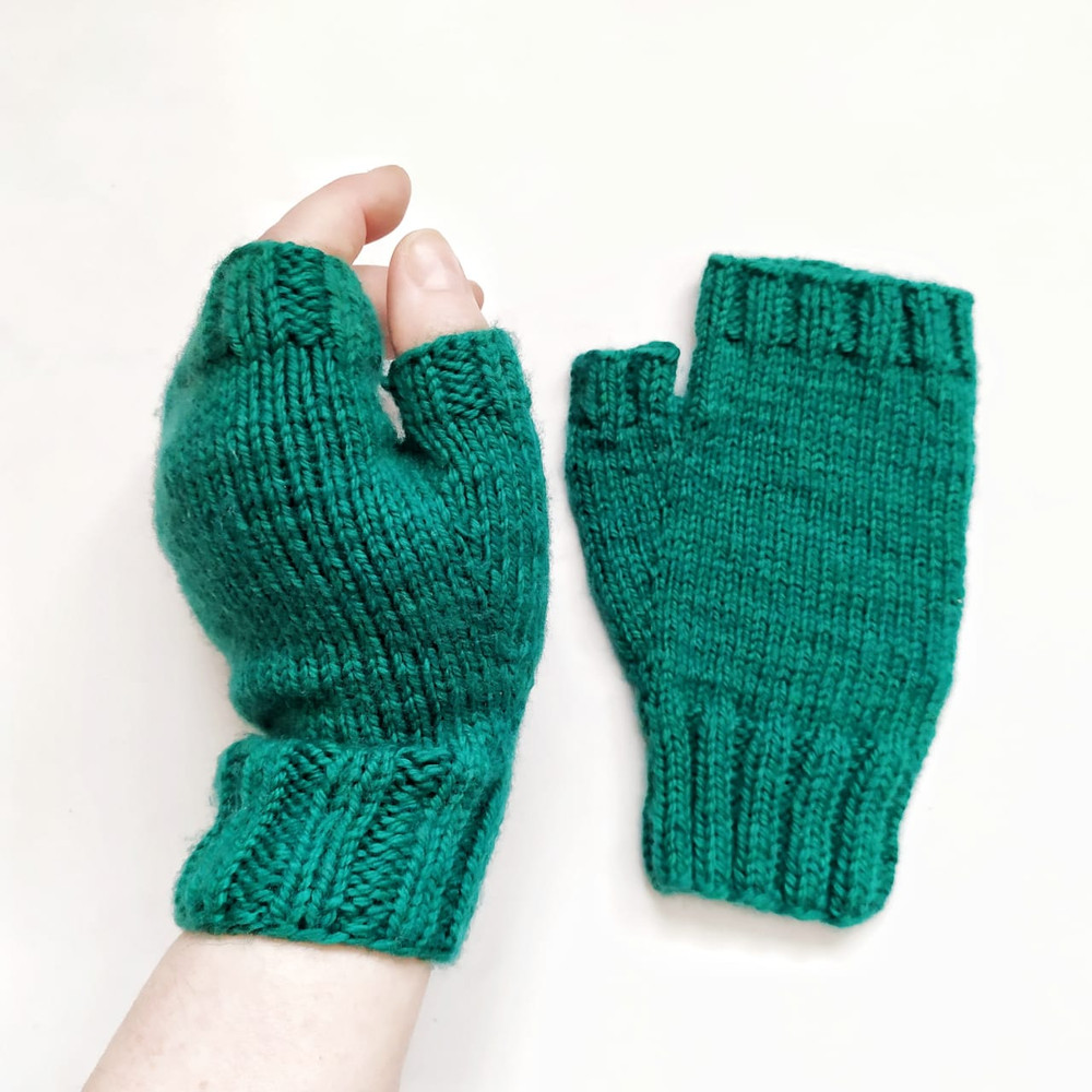 Outlander women knitted green finger gloves Green handknit  finger gloves Wool finger gloves warm  finger gloves